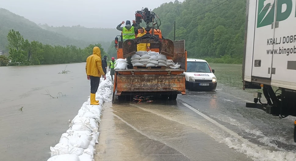 Obustavljen saobraćaj na putu Bihać - Srbljani