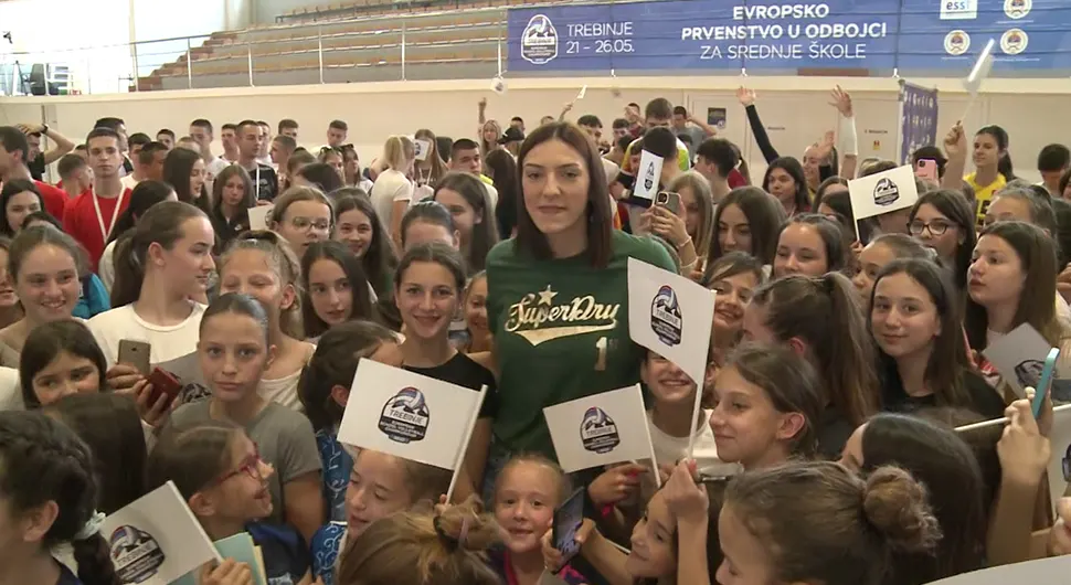 Tijana Bošković obradovala mlade odbojkaše i odbojkašice