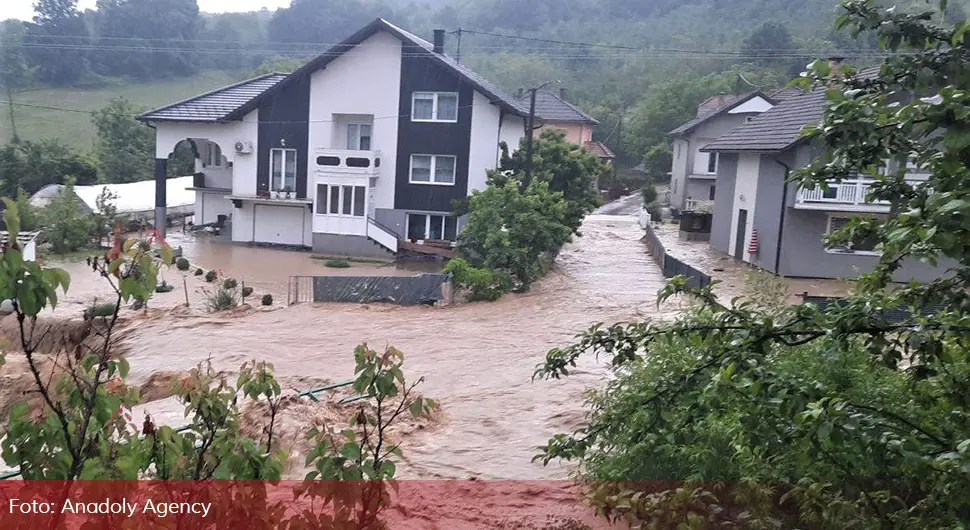 Poplavljene glavne saobraćajnice u Tuzli: Raskrsnica pod vodom, zabilježen i sudar