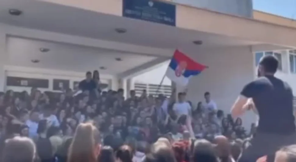 Da se naježiš! Maturanti u Podgorici zapjevali “Vidovdan” i “Veseli se, srpski rode" (VIDEO)