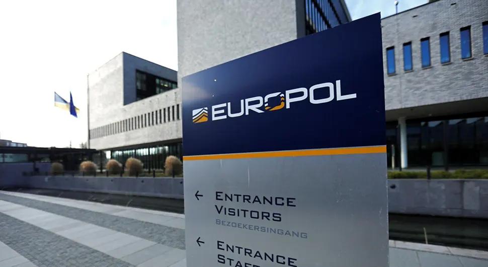 Европол у лову на терористе који регрутују малољетнике на интернету!