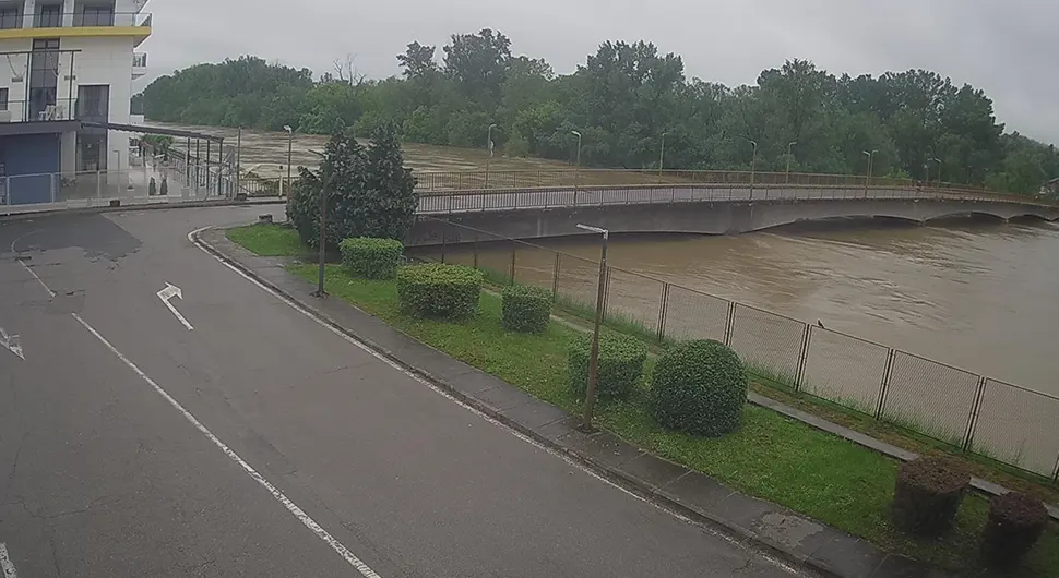 Zbog poplava zatvoreni granični prelazi Kostajnica i Kozarska Dubica