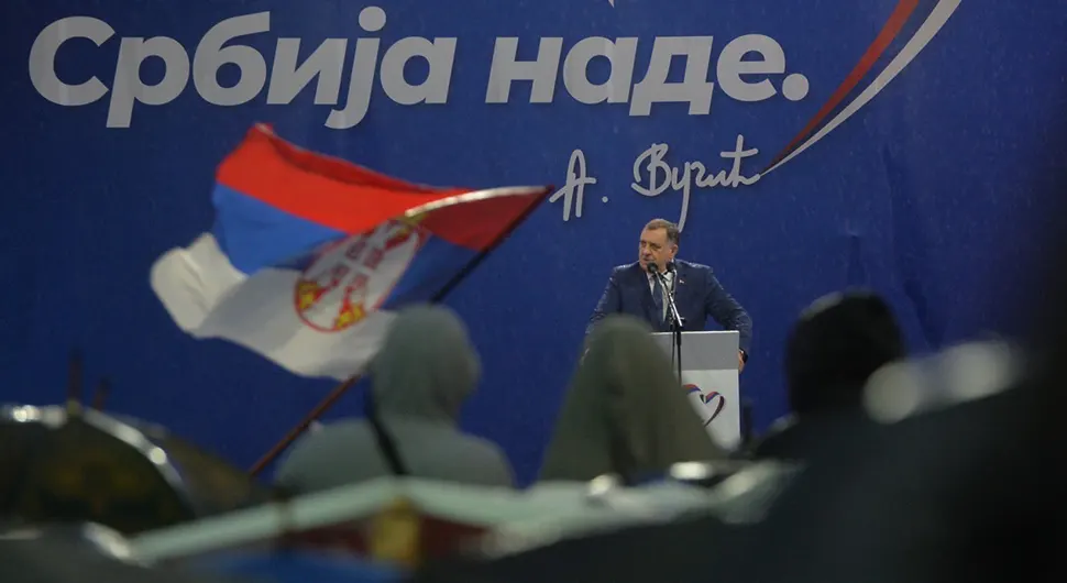 Okupljena masa u Beogradu odgovorila Dodiku: "Živjela Republika Srpska, živio predsjedniče" (VIDEO)