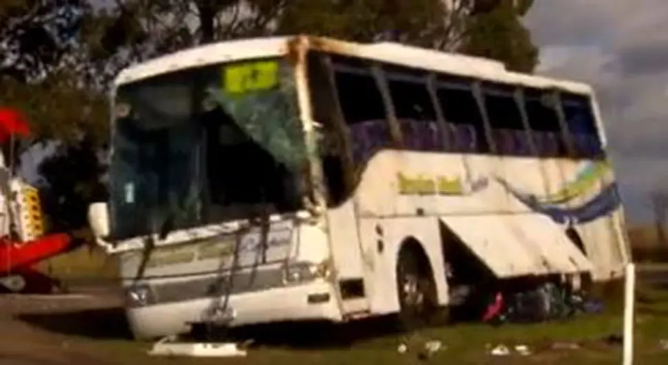 Kamion naletio na autobus pun djece