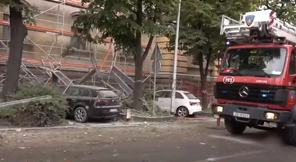 Srušila se skela na ulicu u centru grada, radnici bježali