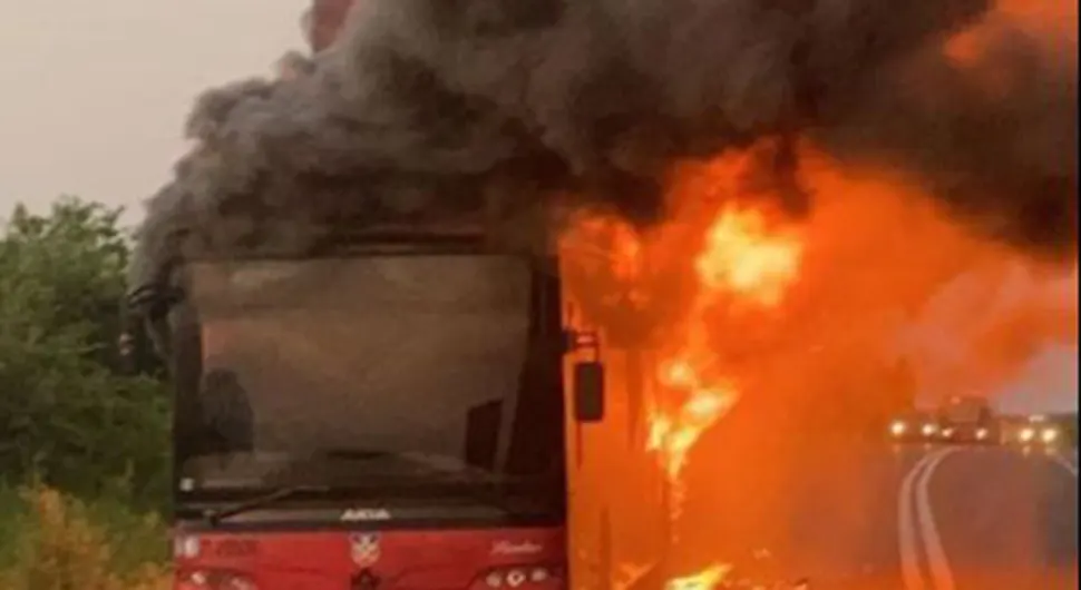 Vatra progutala autobus