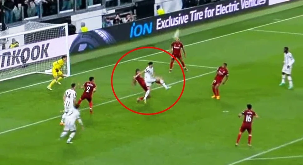 Juventusov veznjak pokazao kako mu izgleda noga nakon nedosuđenog penala protiv Seville