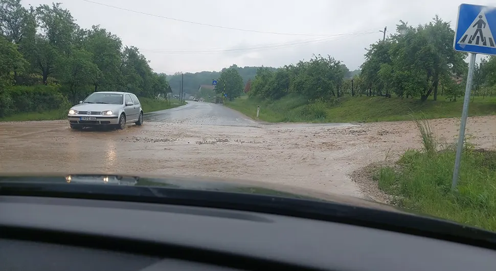 Kiša pravi probleme i u Banjaluci, bujica na putu - FOTO