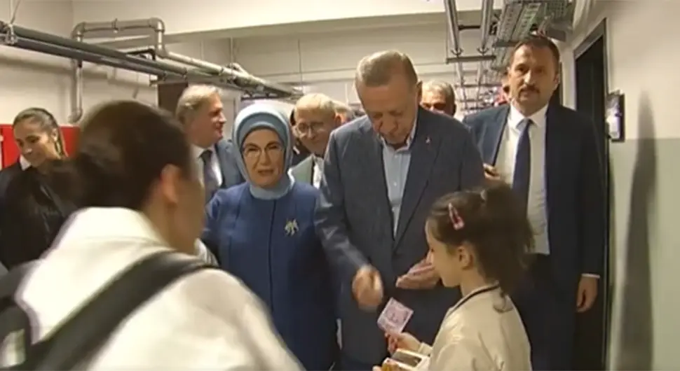 Erdogan na biračkom mjestu dijelio novac djeci