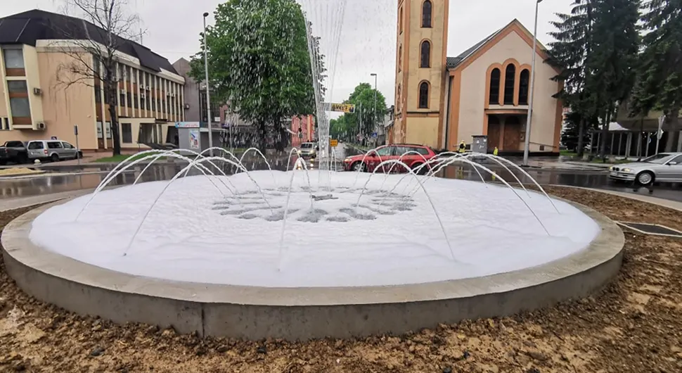 Maloljetnici zapjenili fontanu - FOTO
