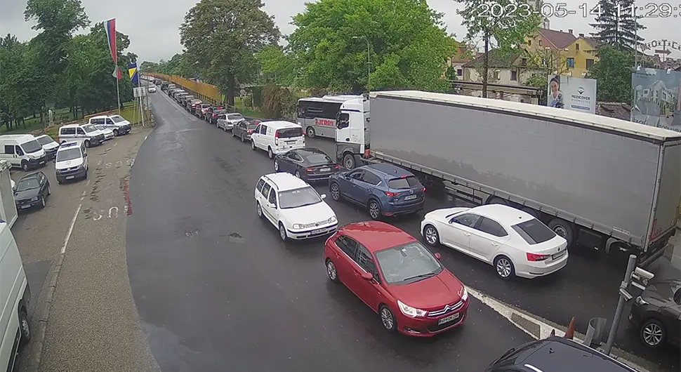 Gužva na prelazu u Gradiški