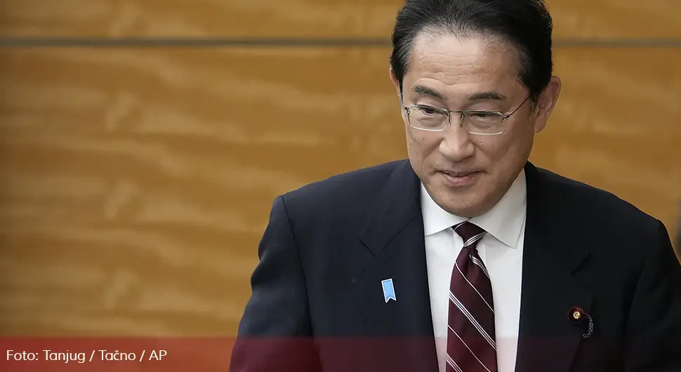 Japanski premijer otpustio sina nakon "neprihvatljivih" fotografija