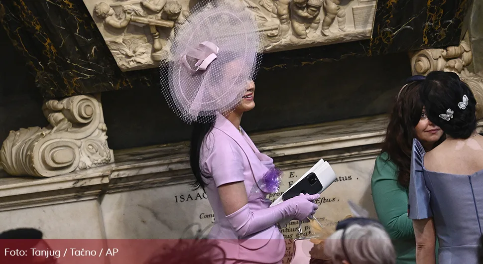 Keti Peri sa ogromnim fascinatorom lila boje na krunisanju