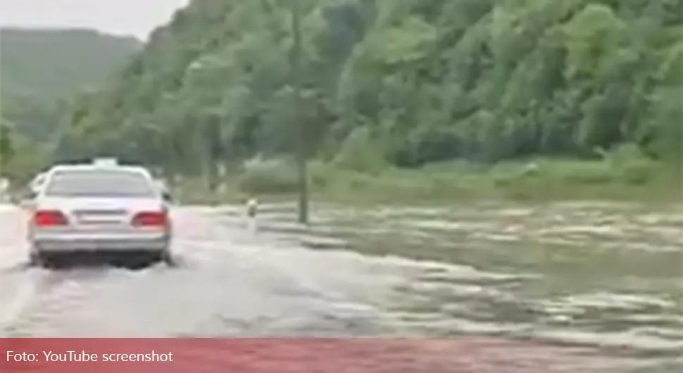 Haos kod Bihaća, auta se probijaju kroz vodu - VIDEO