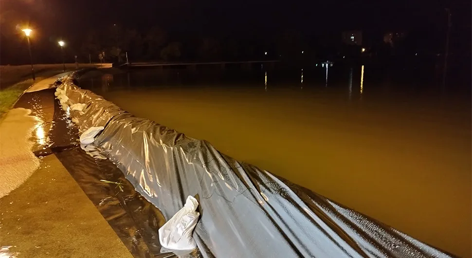 Kupa i Korana premašile osam metara, opština Dvor odsječena