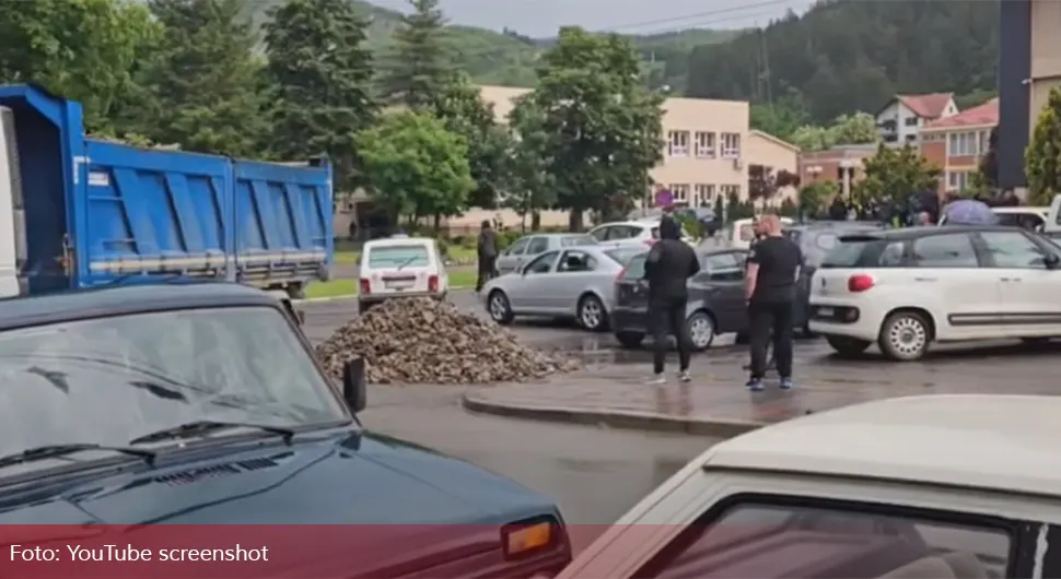 Građani postavili barikadu u Leposaviću