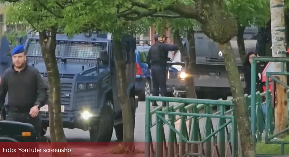 Upad i u zgradu opštine u Leposaviću, ispaljen suzavac i šok bombe