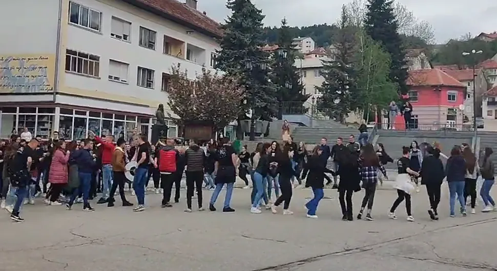 Truba u centru grada: Maturanti proslavili kraj školovanja!