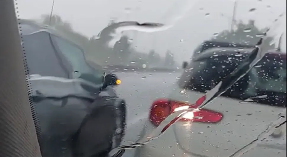 Nevrijeme sa gradom u Trnu, vozači se sakrili ispod nadvožnjaka