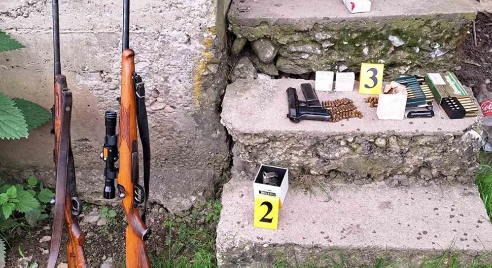 U pretresu pronađen arsenal oružja