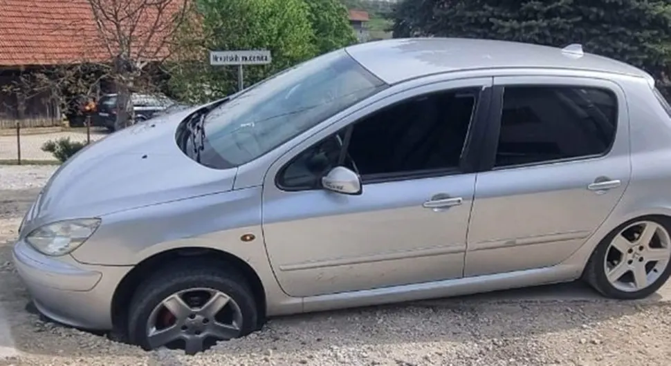 Autom uletjela u ogroman krater na putu - FOTO