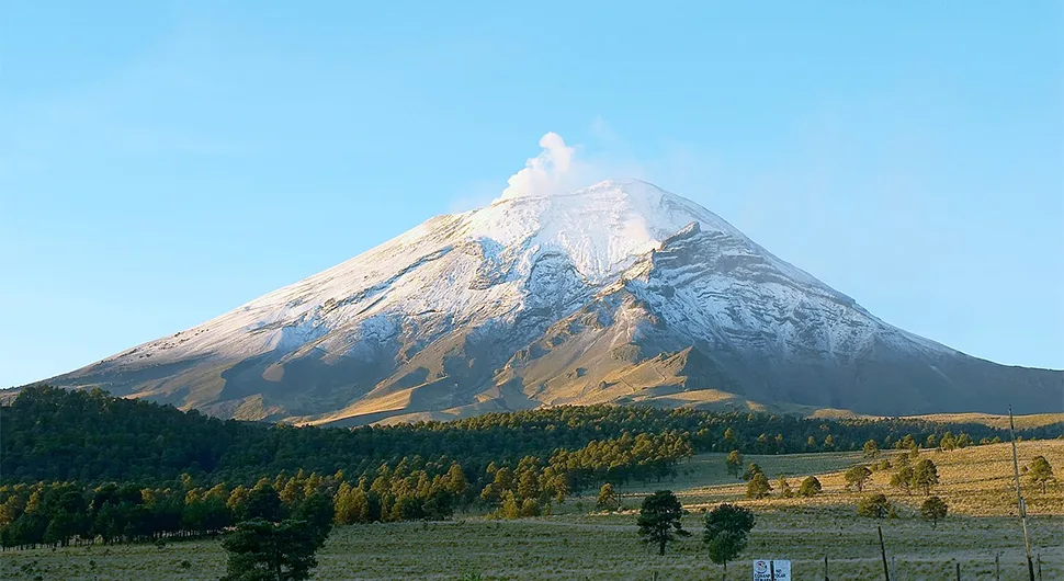 Popokatepetl izbacuje pepeo