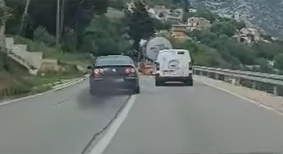 Na punoj liniji prestizao kolonu, iza njega ostao oblak dima - VIDEO