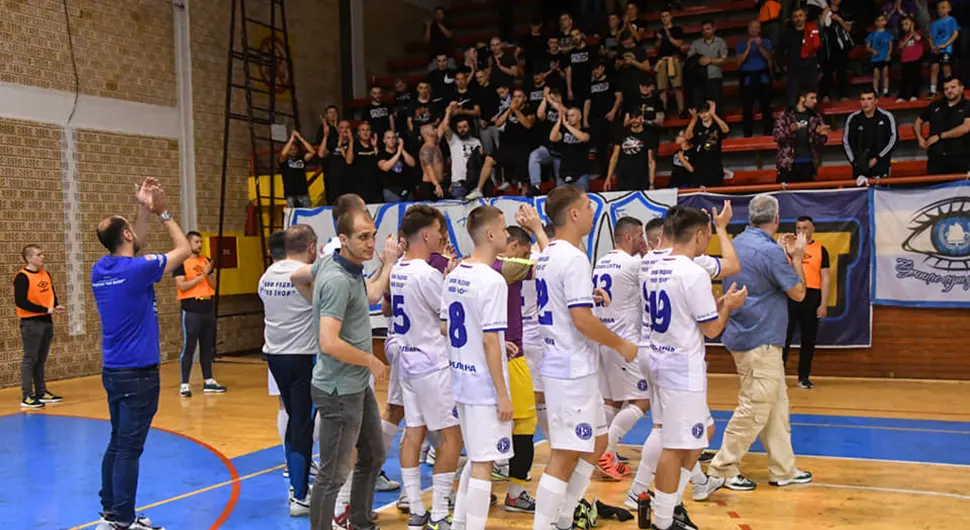Huligani napali bijeljinske fudbalere u Mostaru