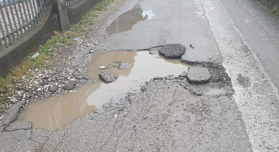 Rupe i kiša zadaju glavobolje u "Milana Karanovića" - Grad se oglušio na zahtjeve stanara