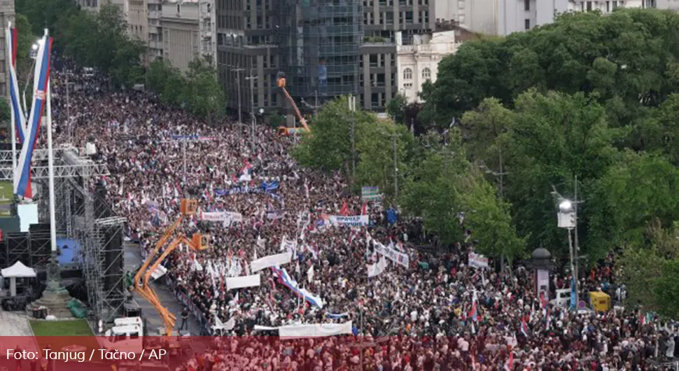 Građani Srbije pristižu iz svih pravaca, Vučić se obraća u 20 časova