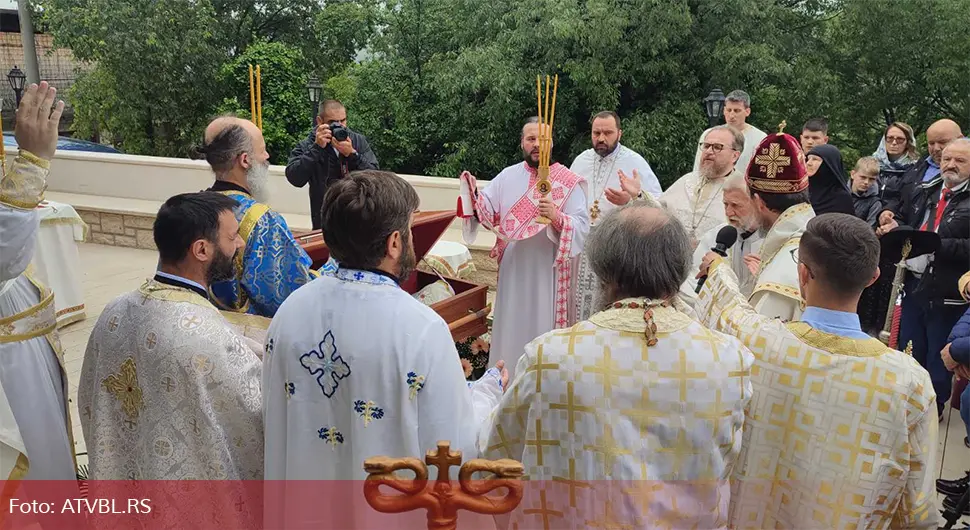 Vjernici stigli u Mrkonjiće, poklanjaju se moštima Svete Ane