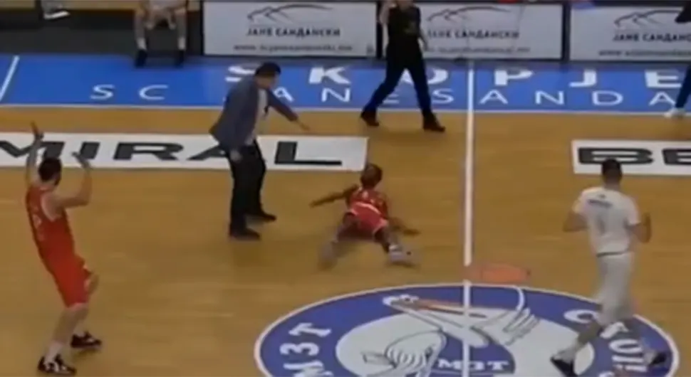 Nevjerovatno: Trener utrčao na teren i faulirao igrača - VIDEO