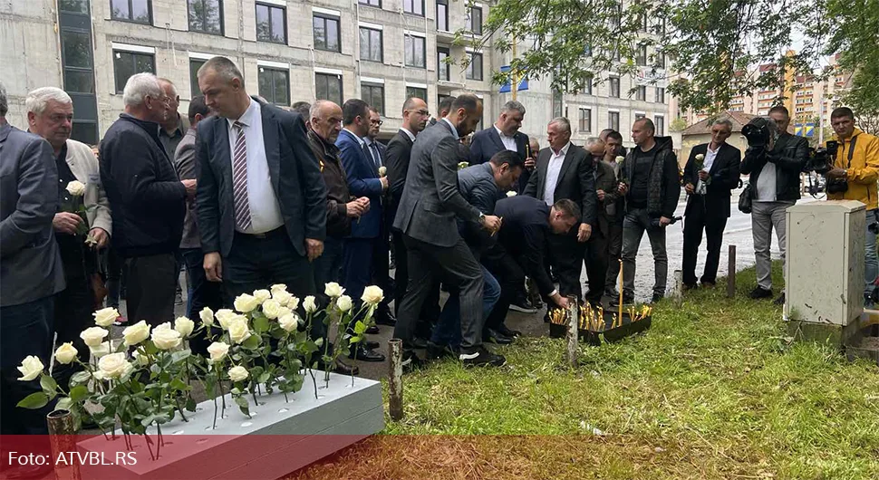 “Tuzlanska kolona”: Položeno cvijeće za stradale pripadnike JNA