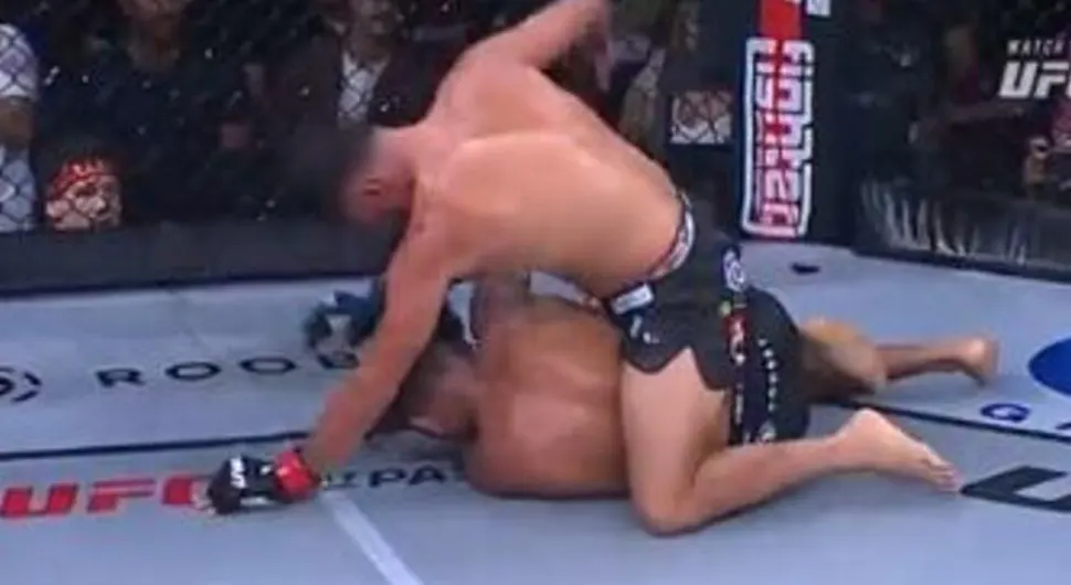 UZNEMIRUJUĆE! UFC borcu puklu uvo tokom meča (VIDEO)