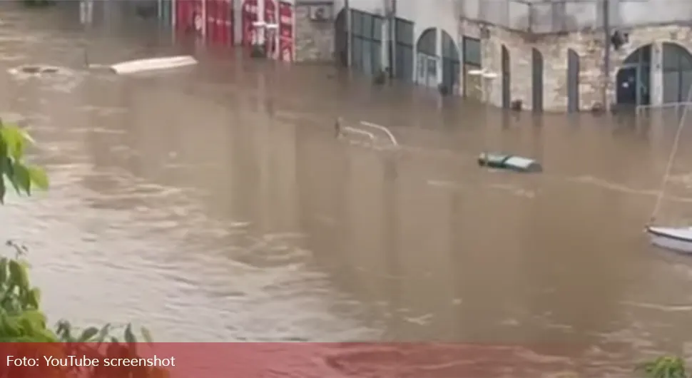 Napravio se pametan i ignorisao upozorenje pa autom zapeo u nabujaloj Uni