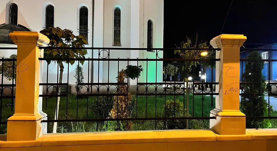 Vandalizam u Tuzli: Na pravoslavnoj crkvi ispisane vulgarne poruke