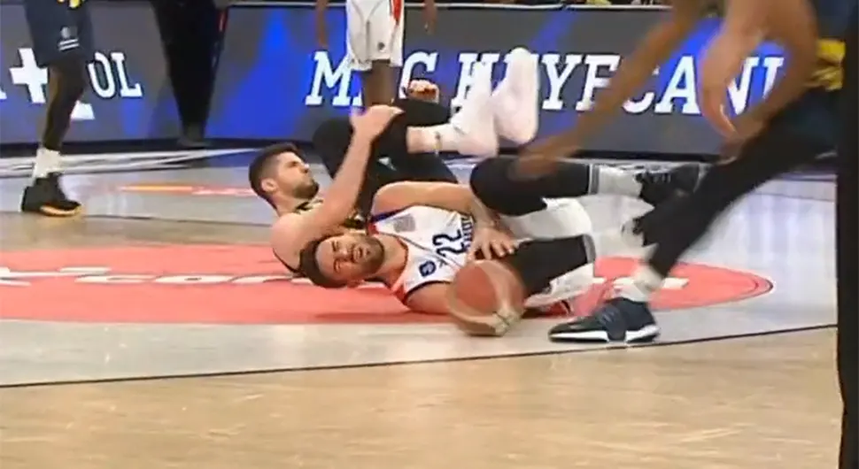 Vasilije Micić teren napustio u kolicima