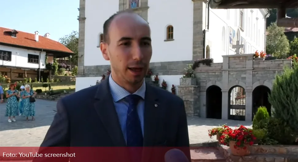 Vjeroučitelj Stefan promoviše terapiju zagrljajem i osmijehom