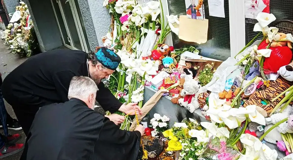 Vladika Grigorije zapalio svijeće za žrtve masakra u beogradskoj školi