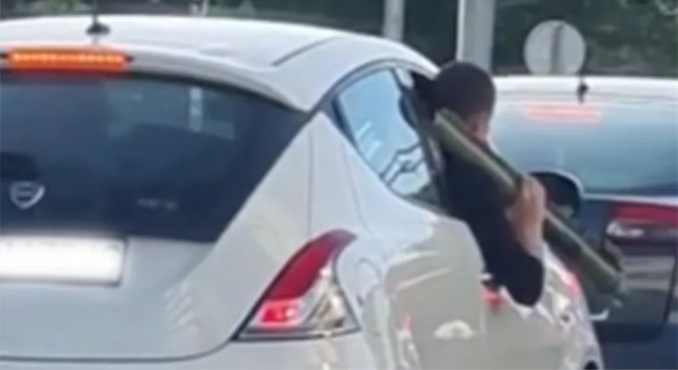 Mahao zoljom iz automobila