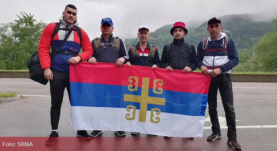 Petorica Zvorničana krenuli pješke do manastira Ostrog