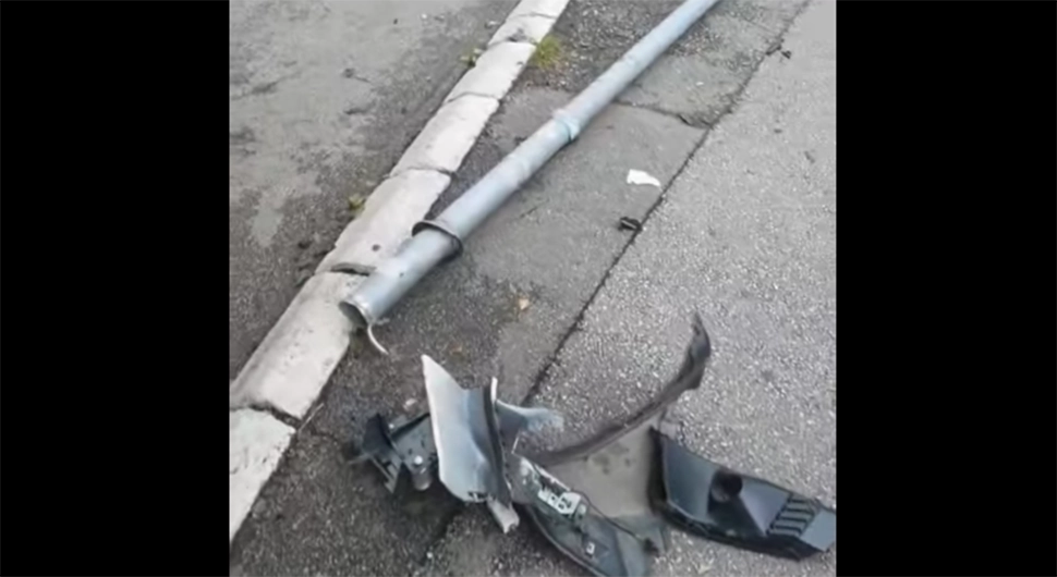 Vandalizam u centru Banjaluke: Nasred trotoara stoji iščupana bandera