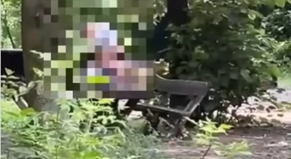 Užas - Muškarac i žena se drogiraju naočigled prolaznika