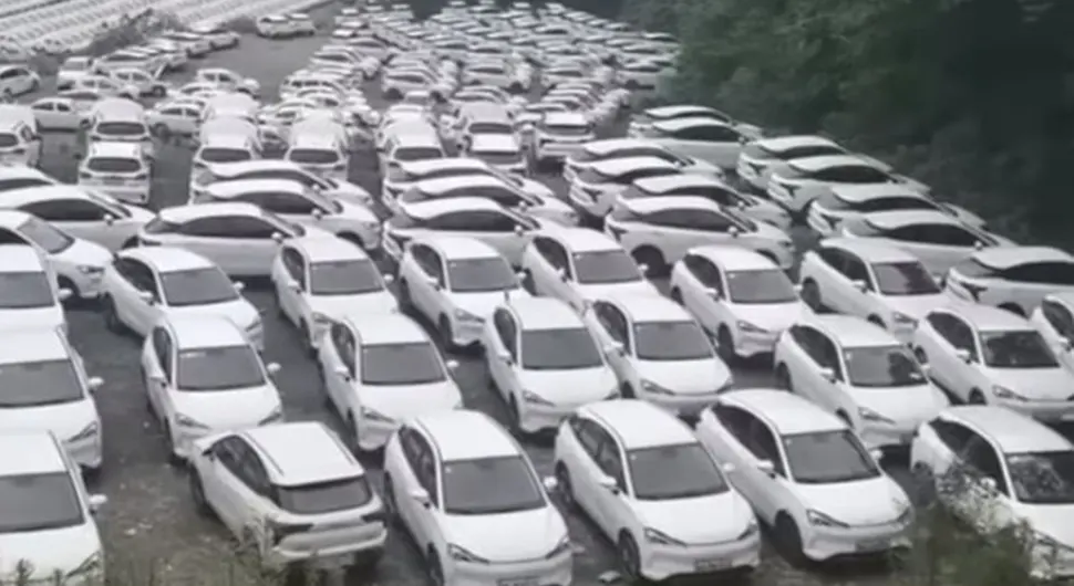 Električni automobili napušteni na ogromnim poljima