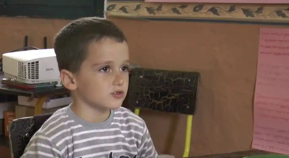 Aleksa je jedini đak u svojoj školi, užinu jede sam i igra se sa učiteljicom