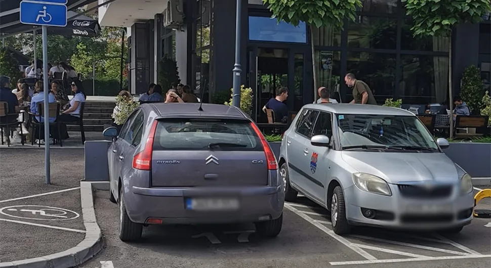 Ima parkinga u Banjaluci za one koji se ne boje kazne: Vozilo Gradske uprave nepropisno parkirano