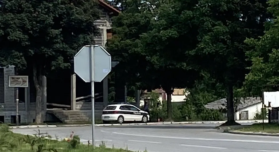 Bahatost policije: Parkirali vozilo na trotoar za pješake