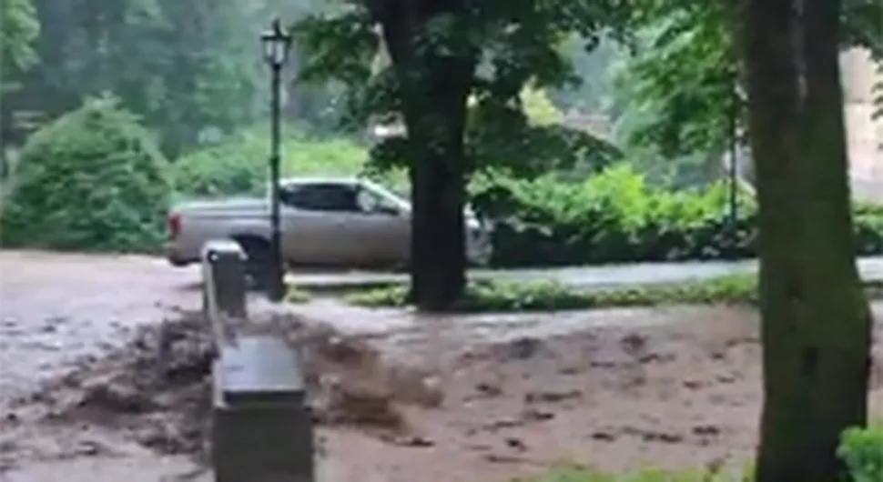 Bujica paralisala puteve, voda nosi sve pred sobom