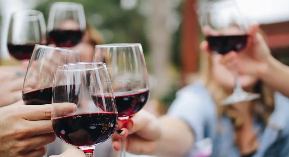 Šta je pravilnije reći - "crno" ili "crveno" vino