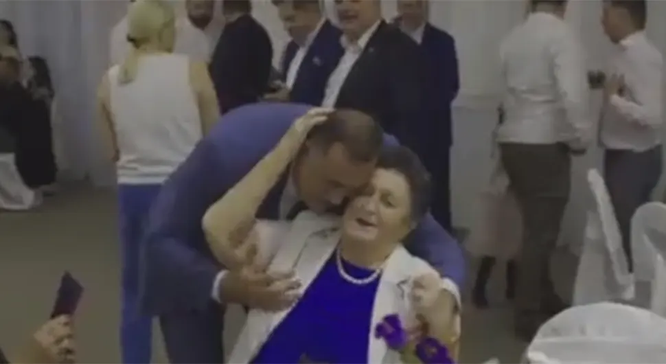 Slavlje u porodici Dodik: Predsjednik s majkom zapjevao hit Baje Malog Knindže